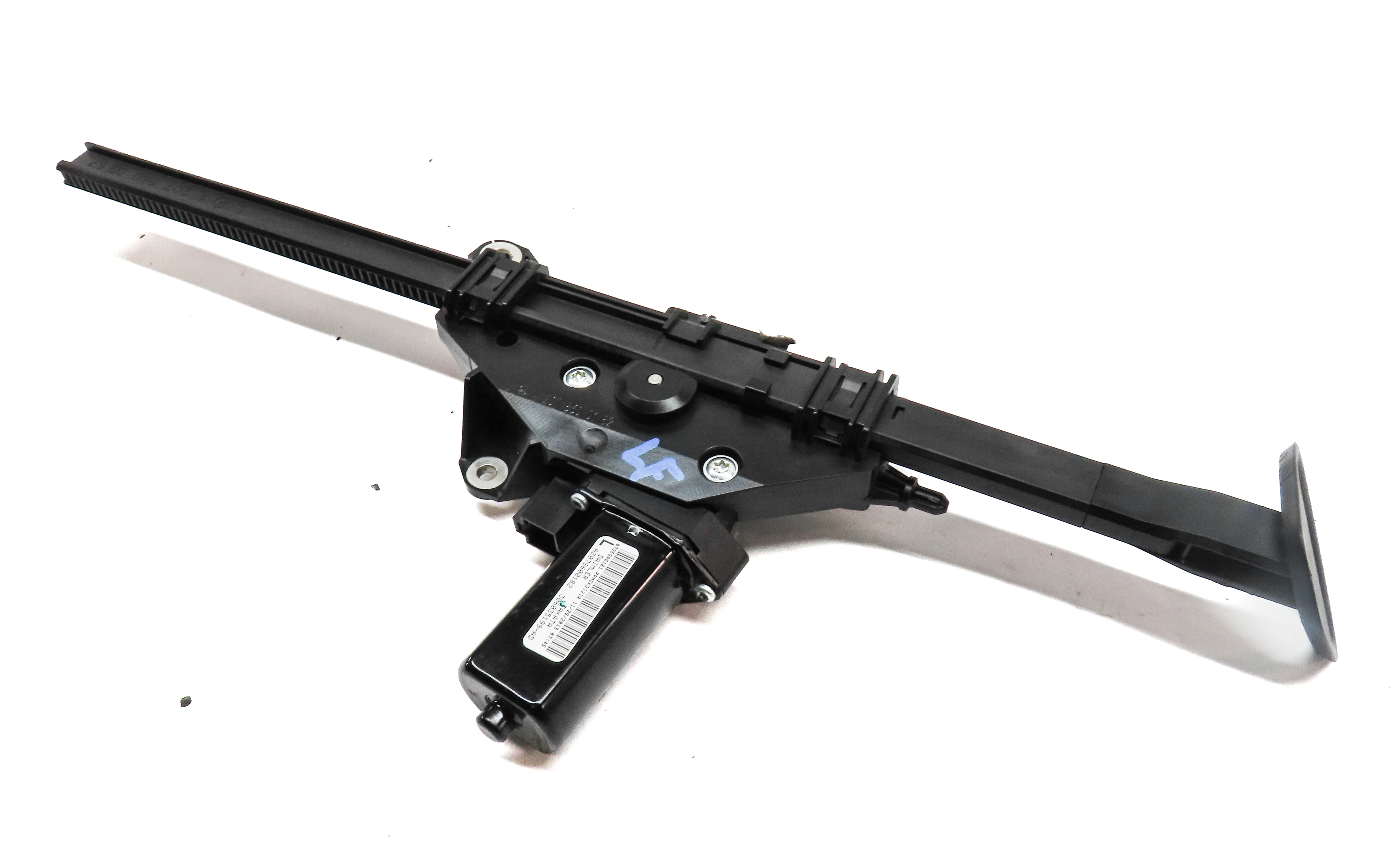 2014 MERCEDES E350 COUPE (C207) FRONT LEFT DRIVER SEATBELT HANDOVER ARM w/ MOTOR — exact item pictured